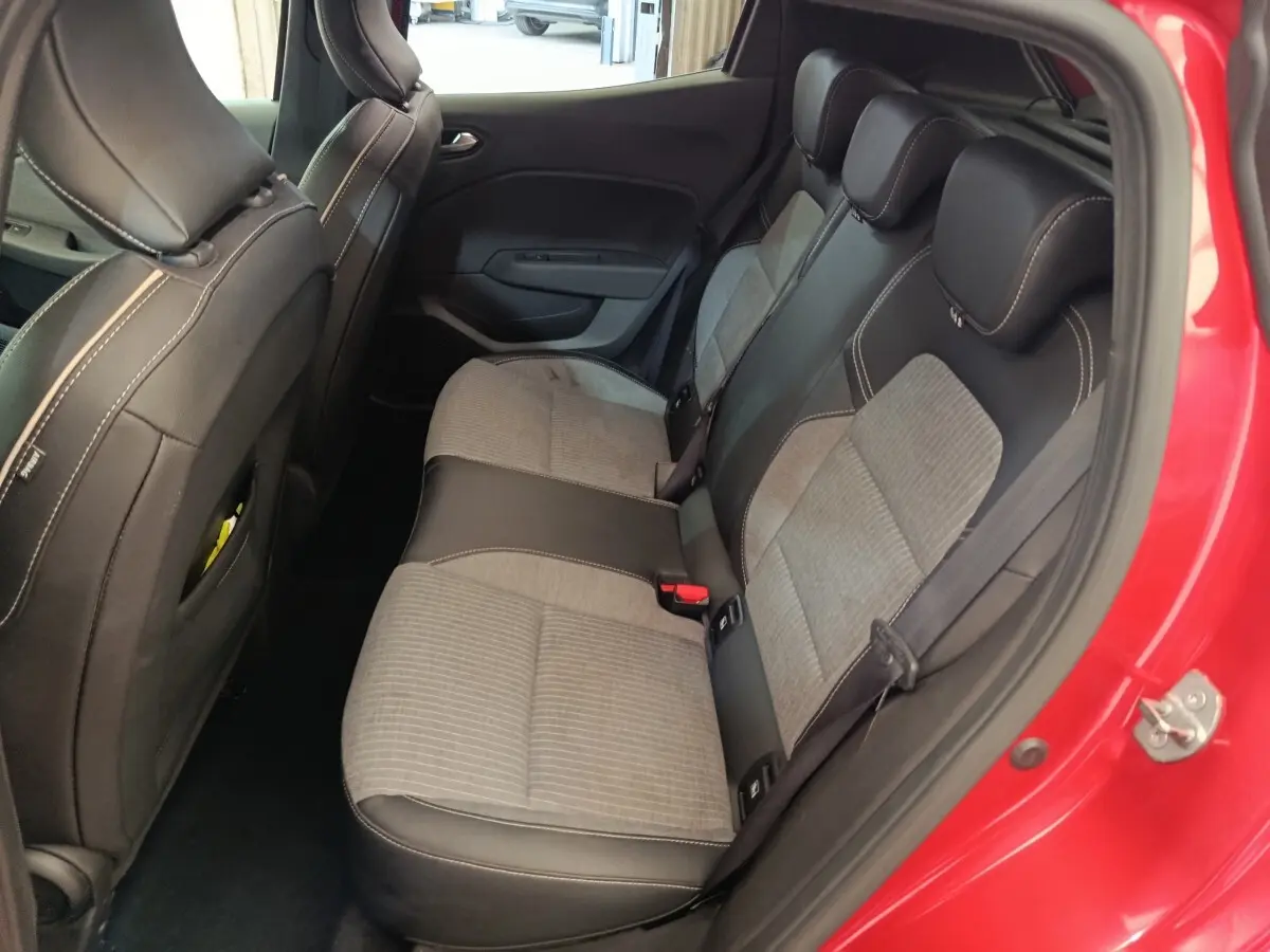 Vue latérale droite de la banquette arrière bi-matière grise et noire de la Renault Clio Techno TCe 90 rouge 2024.