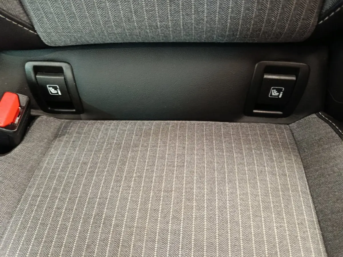 Détail de la banquette arrière grise de la Renault Clio Techno TCe 90 avec attaches Isofix visibles.