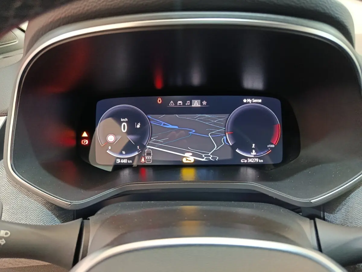 Vue rapprochée du combiné d'instruments numérique de la Renault Clio Techno TCe 90 2024 affichant la navigation et les compteurs.
