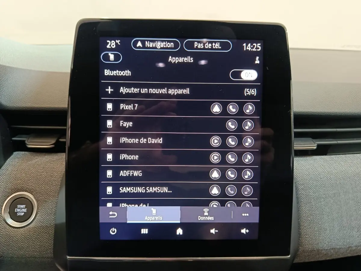 Écran tactile central de la Renault Clio Techno TCe 90 2024 affichant la connexion Bluetooth et la liste des appareils.