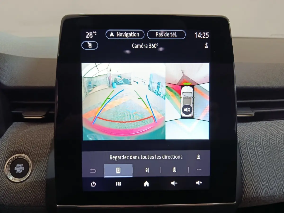 Écran tactile central de la Renault Clio Techno 2024 affichant la caméra 360° en mode stationnement.