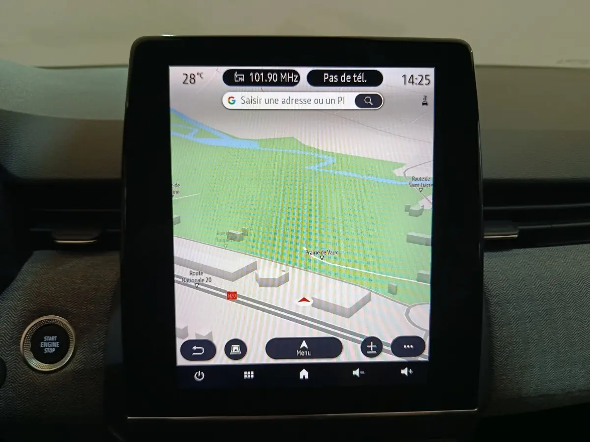 Écran tactile central 7 pouces affichant la navigation dans l’habitacle d’une Renault Clio rouge 2024.