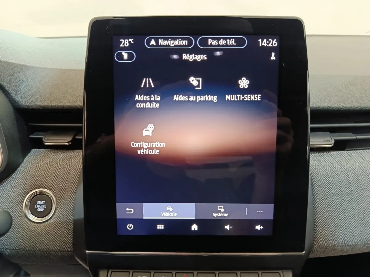 Écran tactile central de la Renault Clio Techno 2024 affichant les réglages d’aides à la conduite et parking.