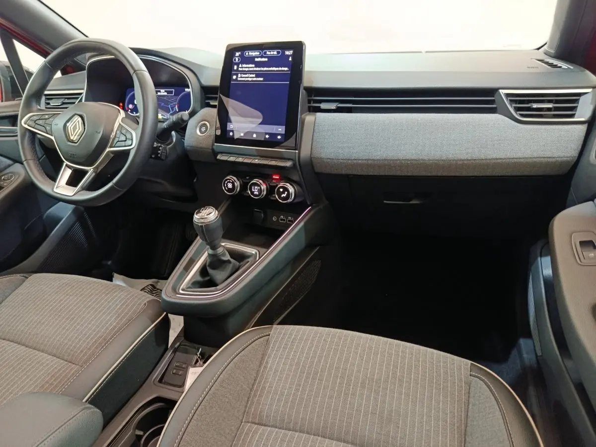 Intérieur de la Renault Clio Techno TCe 90 2024, vue avant du tableau de bord avec écran tactile vertical et volant multifonction.