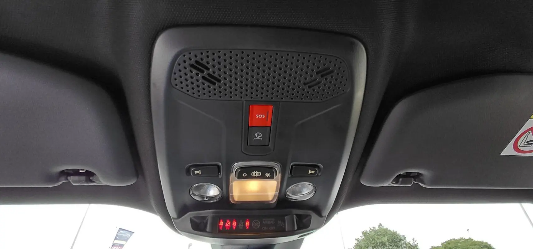Plafonnier intérieur avec bouton SOS rouge et éclairage, sur Peugeot 2008 Hybrid 145 e-DCS6 Style 2025 noir.