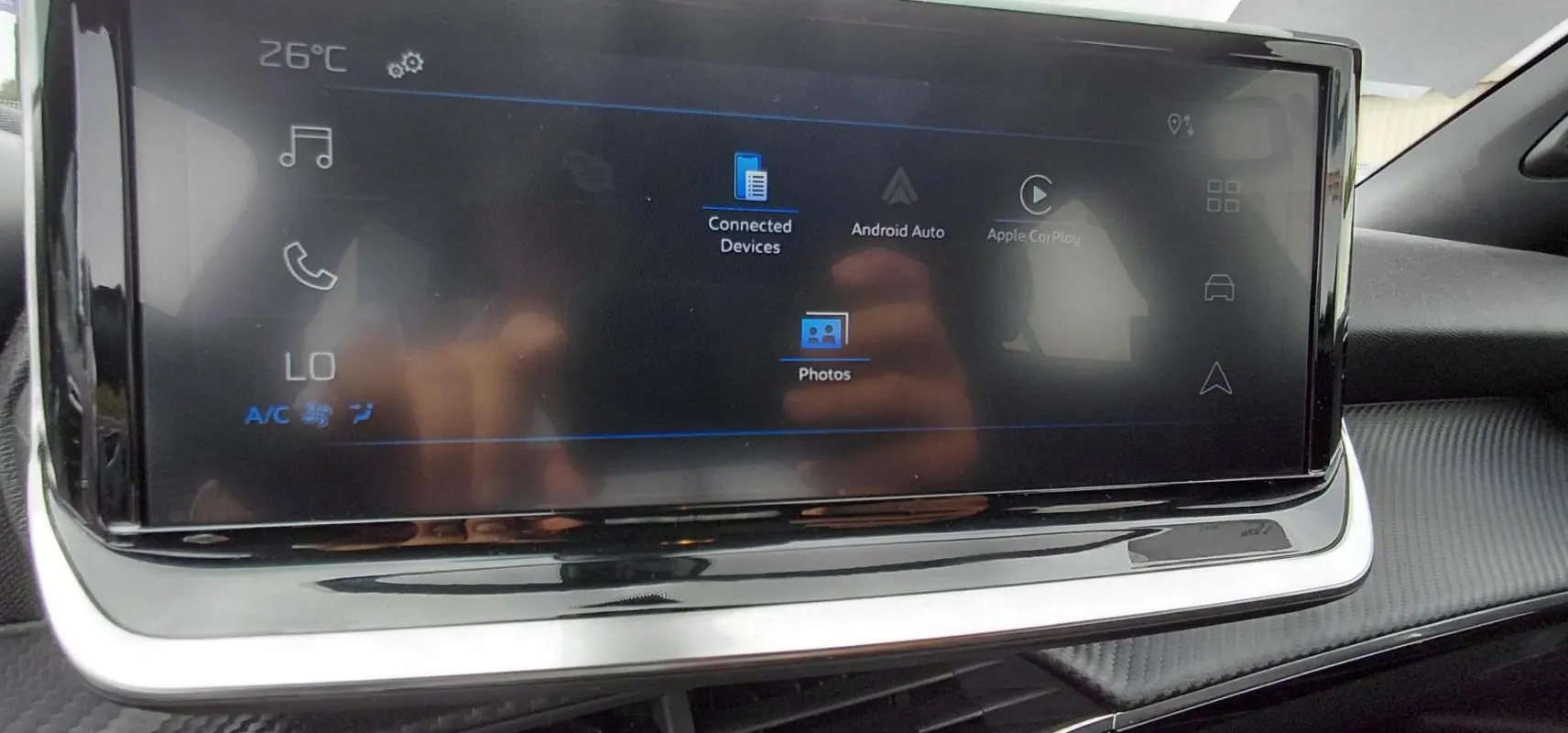 Écran tactile central du Peugeot 2008 Hybrid 145 e-DCS6 Style 2025, affichant les options Android Auto et Apple CarPlay.