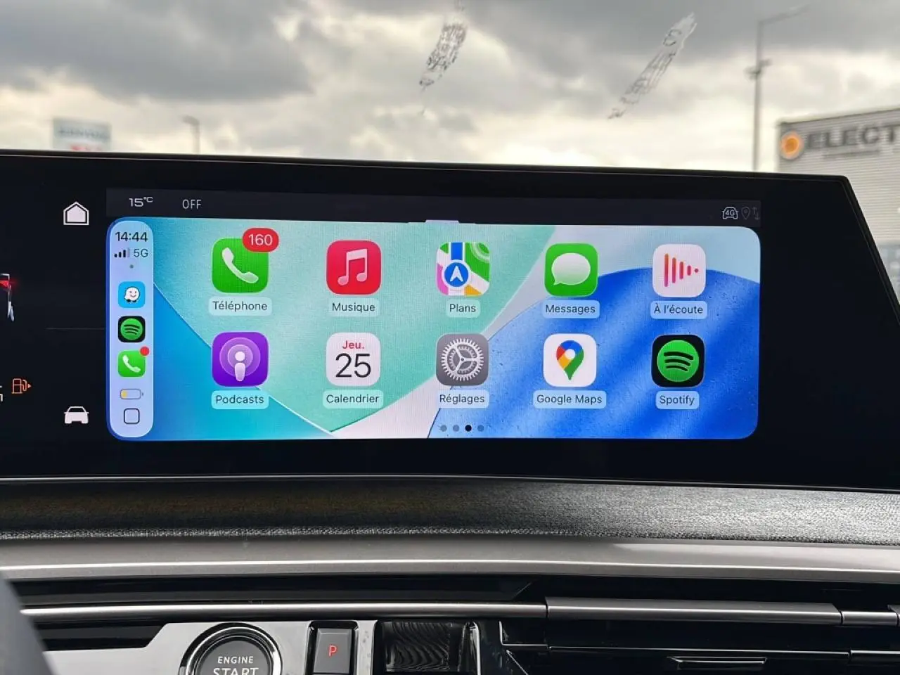Écran tactile panoramique du Peugeot 3008 GT 2026 affichant les applications connectées, vue intérieure centrée.