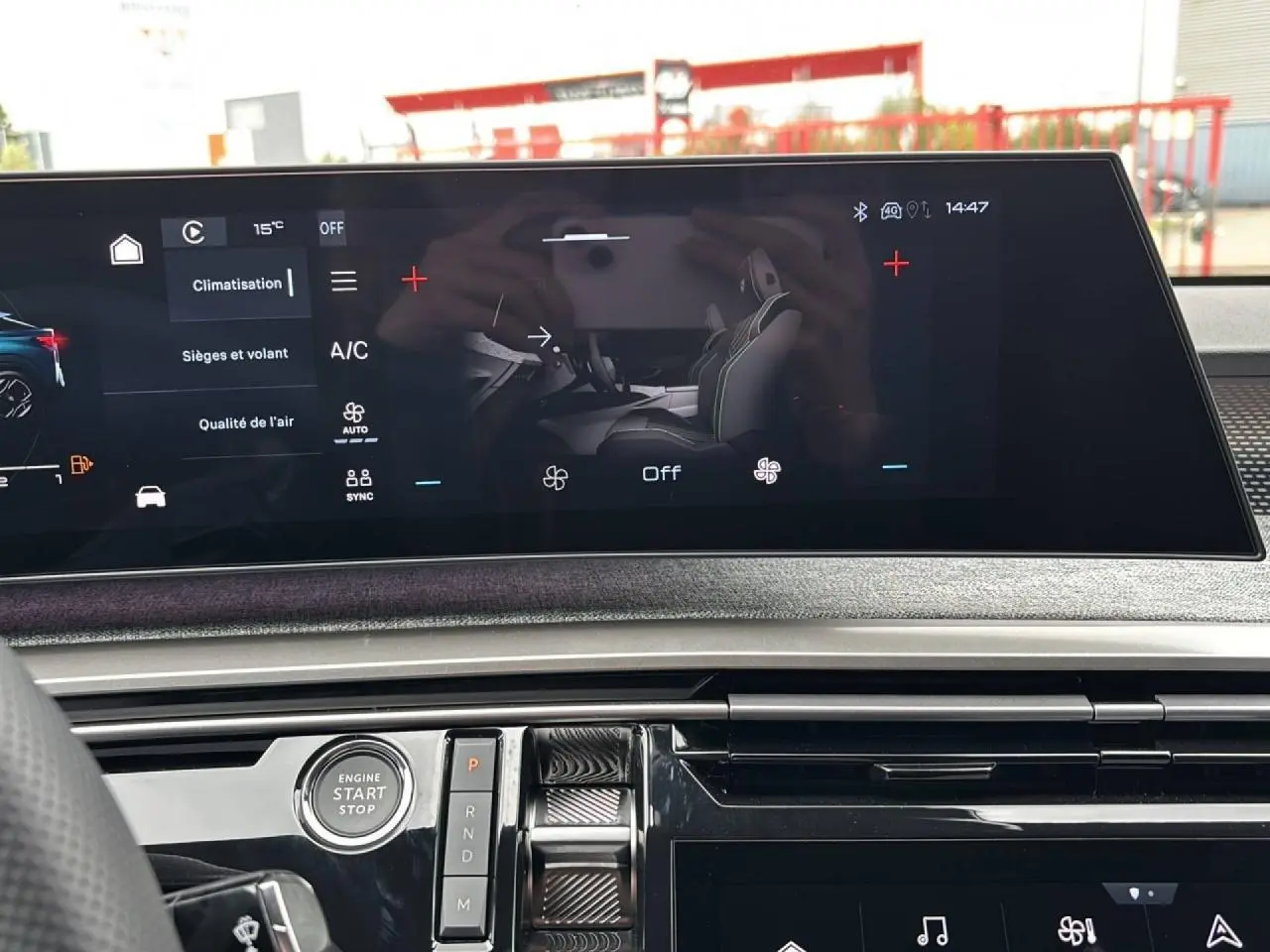 Vue rapprochée de l’écran tactile central et de la console du Peugeot 3008 noir Perla, affichant les commandes de climatisation et démarrage.