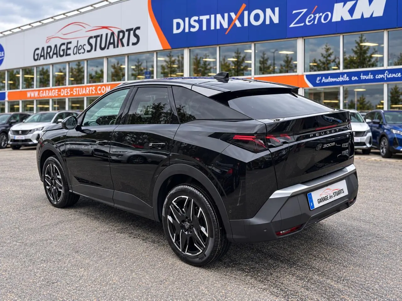 Peugeot 3008 noir perla en 3/4 arrière droit, jantes alliage 19'' diamantées et feux LED distinctifs visibles.