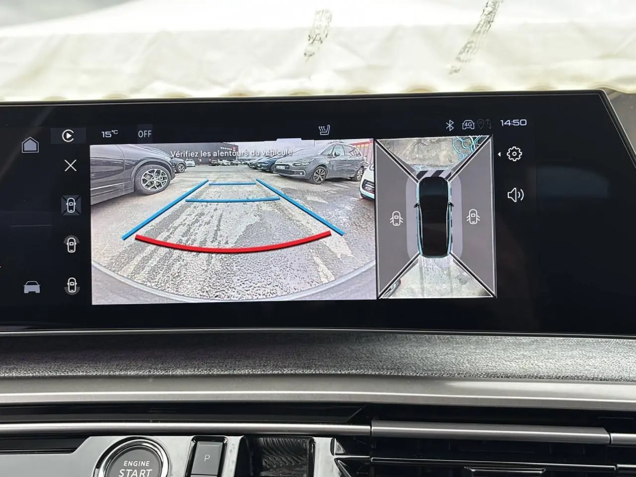 Écran de caméra de recul du Peugeot 3008 noir Perla, affichant vue arrière et top-down du stationnement.