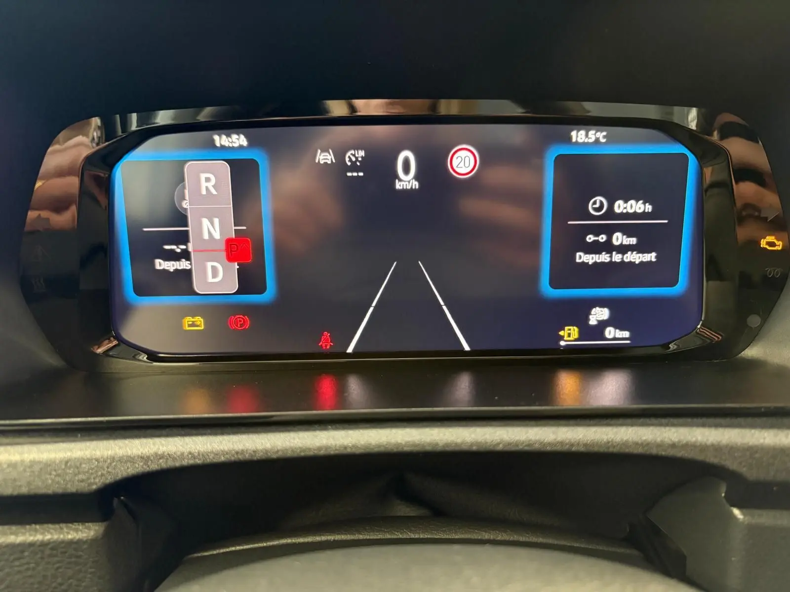 Tableau de bord numérique du Volkswagen Caddy 2025 affichant la vitesse à 0 km/h et diverses alertes.