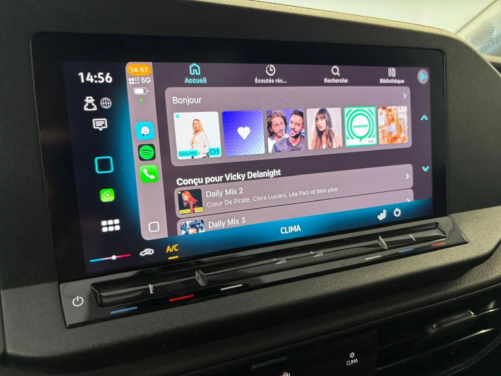 Écran tactile central du tableau de bord du Volkswagen Caddy gris argent 2025, affichant l'interface multimédia et climatisation.