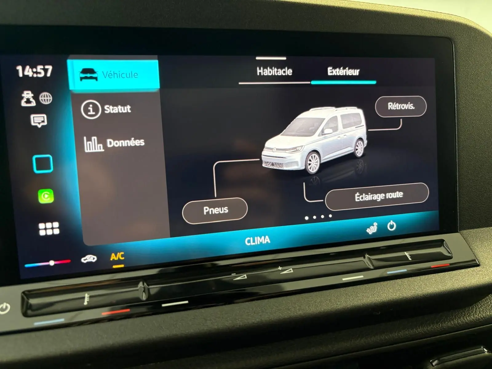 Écran tactile intérieur montrant une vue 3/4 avant gris argent du Volkswagen Caddy 2025 avec options pneus et rétroviseurs.