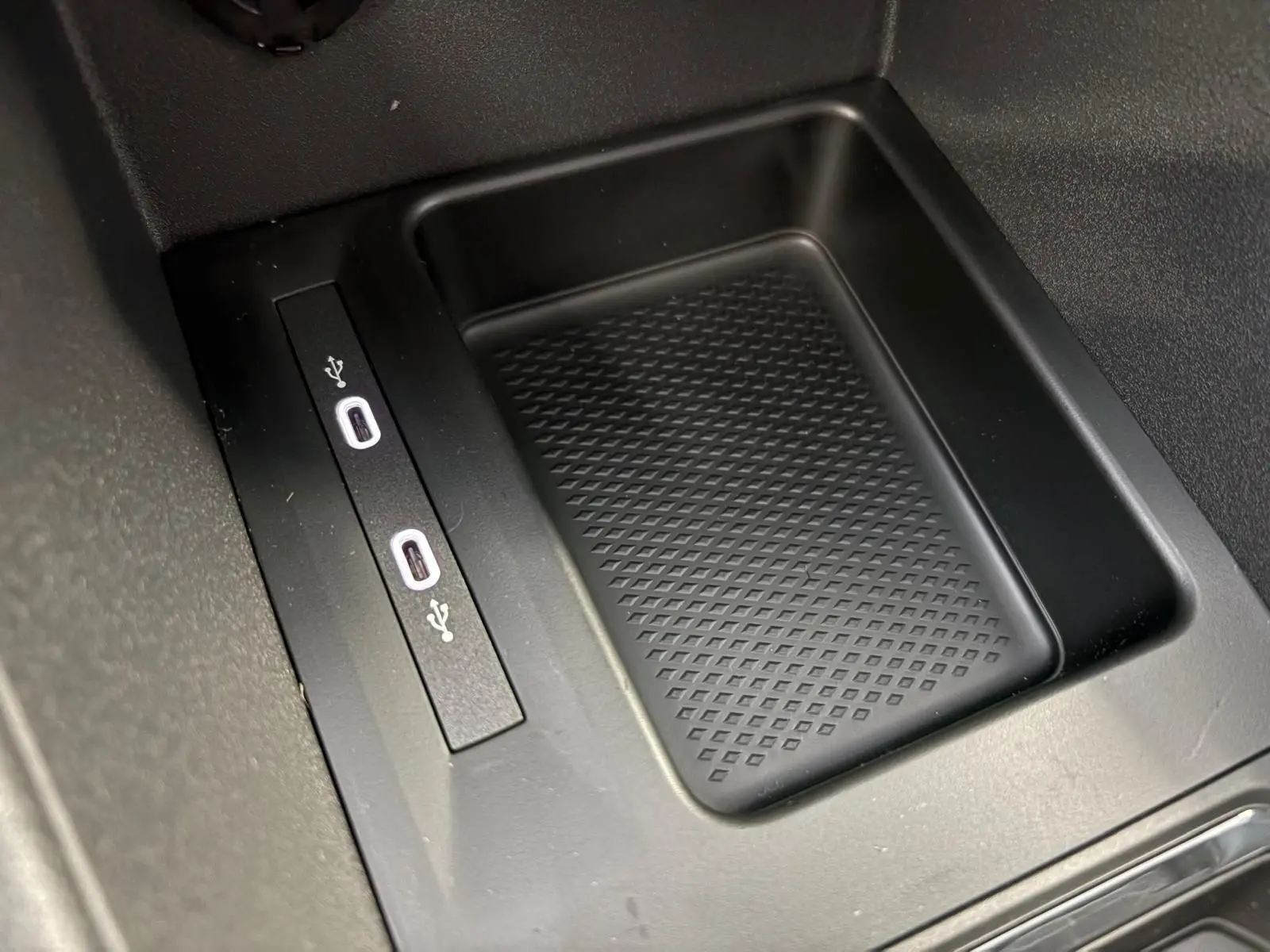 Gros plan sur la console centrale du Volkswagen Caddy 2025 gris argent, montrant deux ports USB-C intégrés.