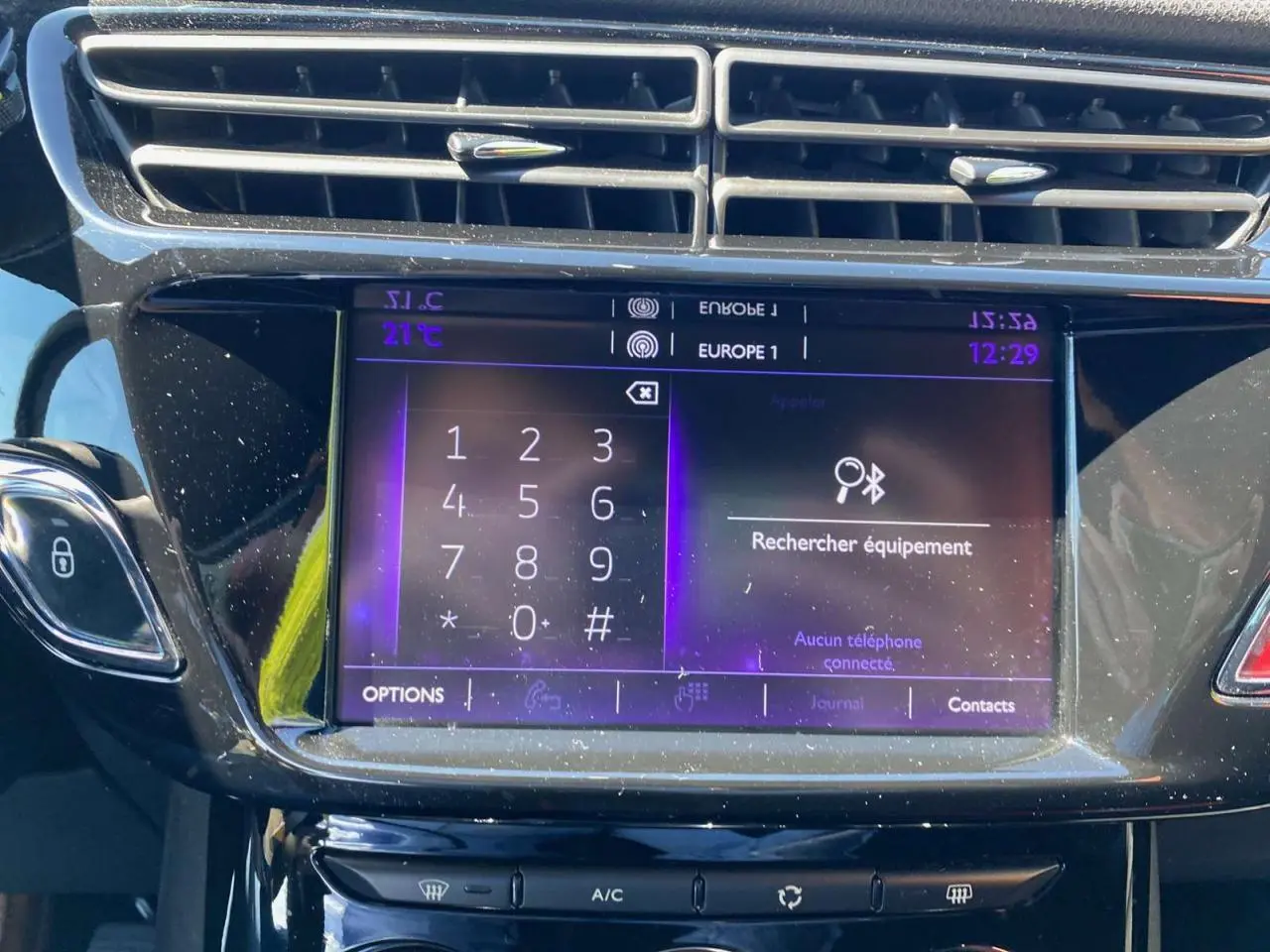 Écran tactile central du système multimédia DS3 2018 affichant la recherche Bluetooth, entouré de commandes de climatisation.