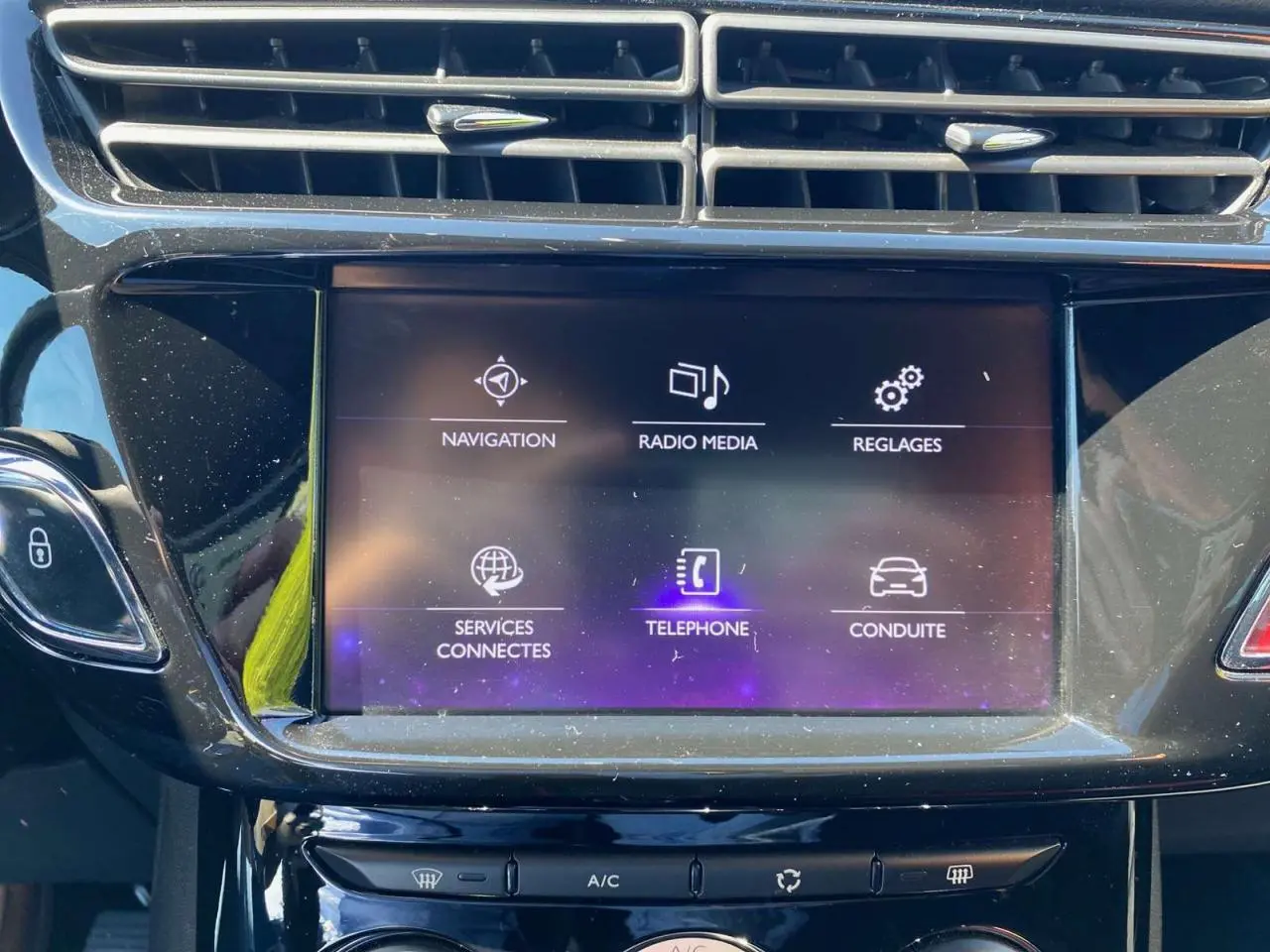 Écran tactile central du tableau de bord de la DS3 2018, avec commandes de navigation et multimédia visibles.