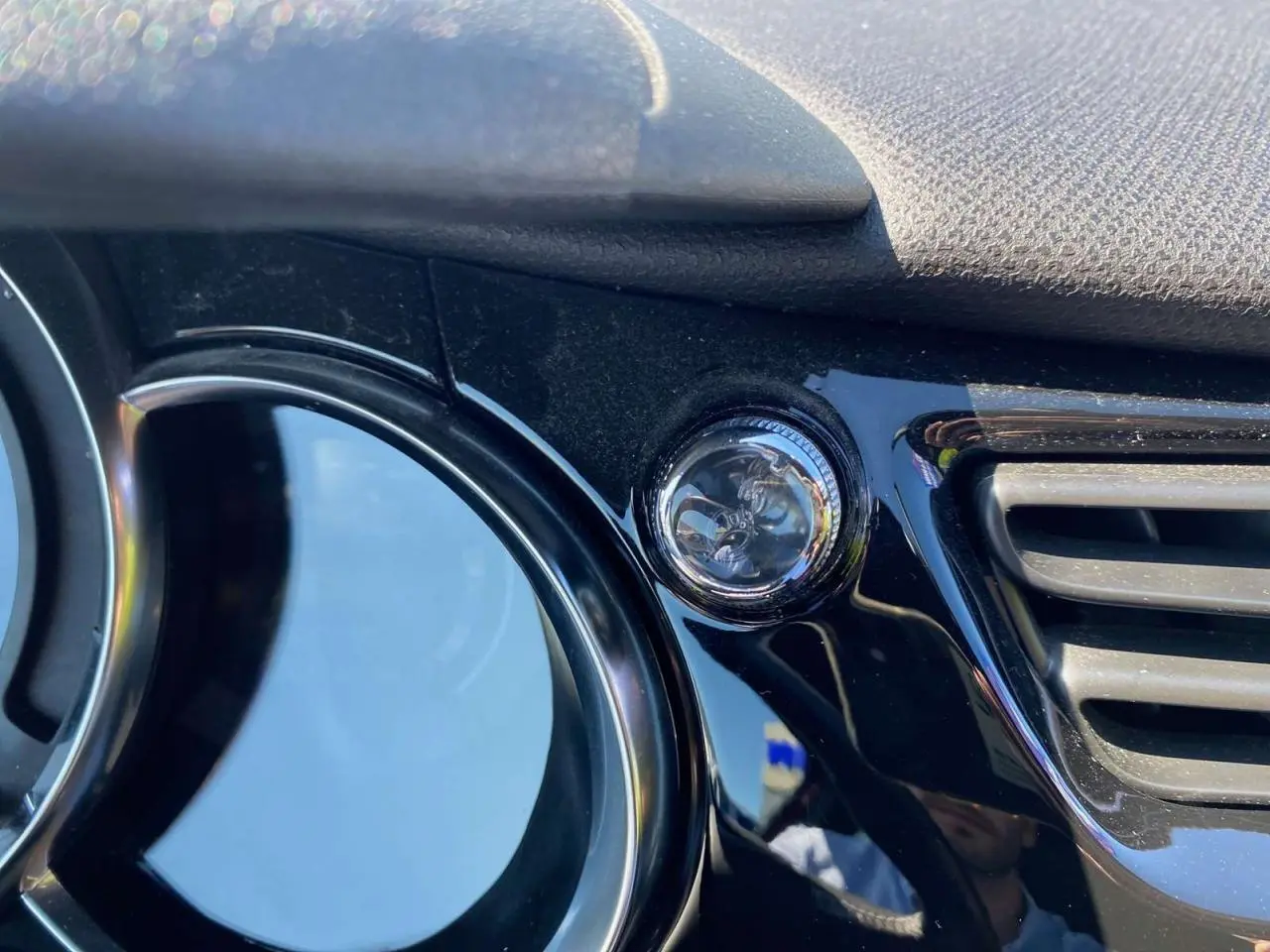 Détail du bouton de réglage d'aération sur le tableau de bord noir brillant d'une DS3 So Chic 2018.