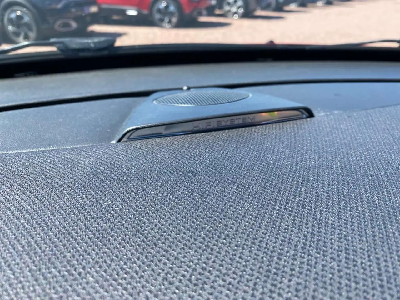 Gros plan sur le haut du tableau de bord du DS3 2018, mettant en valeur le haut-parleur HiFi System intégré.