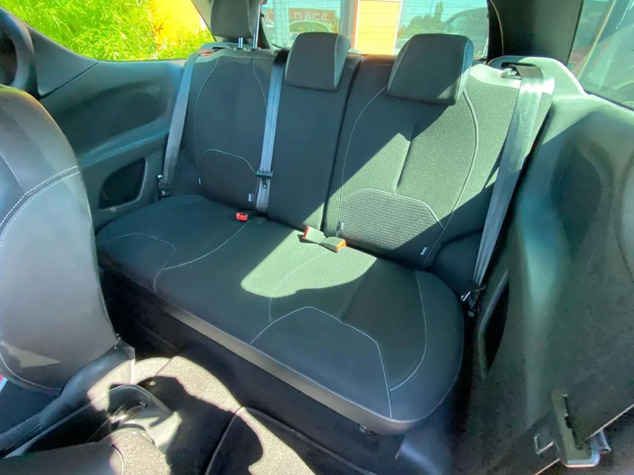 Vue intérieure arrière de la banquette noire avec surpiqûres blanches d'une DS3 2018 essence.