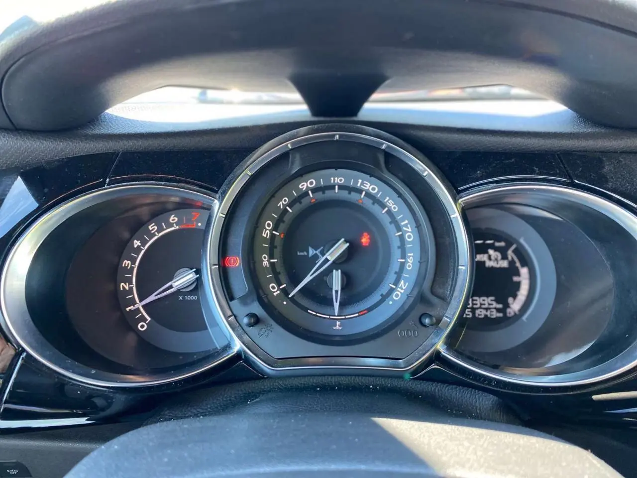 Tableau de bord de DS3 2018 avec compte-tours, compteur de vitesse et affichage digital central en vue frontale.