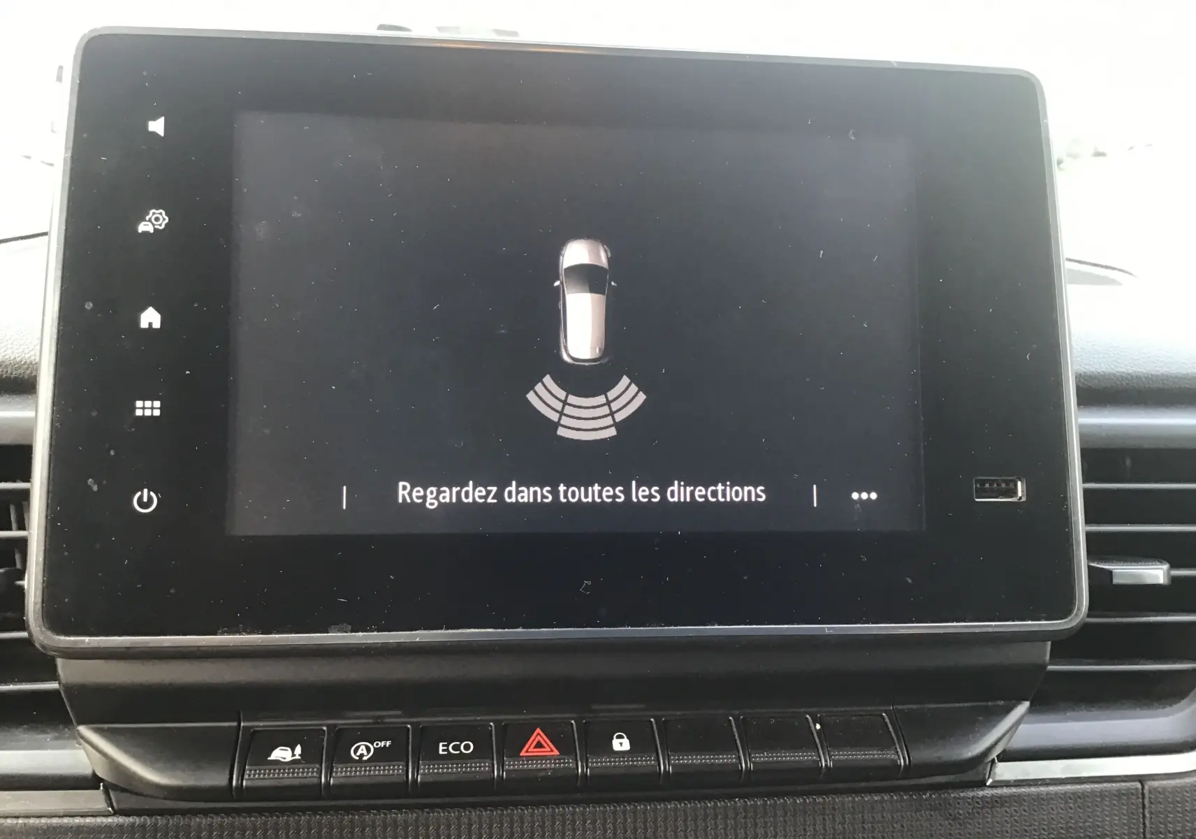 Écran tactile central du Renault Trafic Fourgon blanc 2022 affichant l'alerte de détection d'obstacles avec message de vigilance.