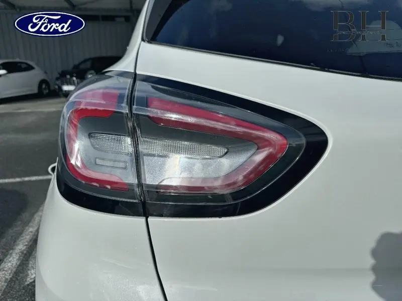 Gros plan sur le feu arrière droit du Ford Puma blanc Premium Metropolis, soulignant son design moderne et épuré.