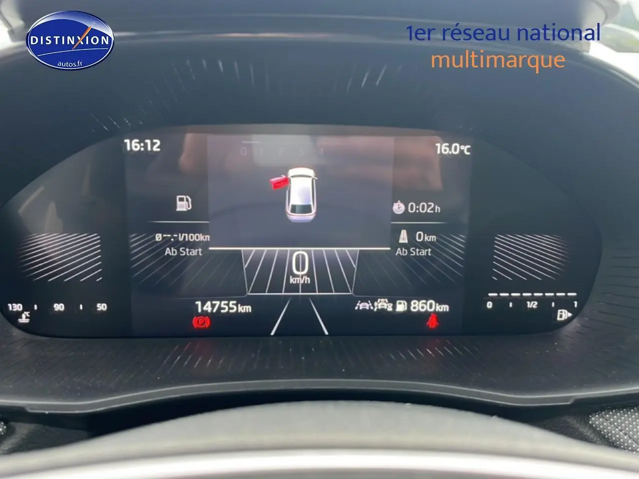 Tableau de bord numérique de Skoda Fabia blanc 2025 affichant vitesse, température et alertes.