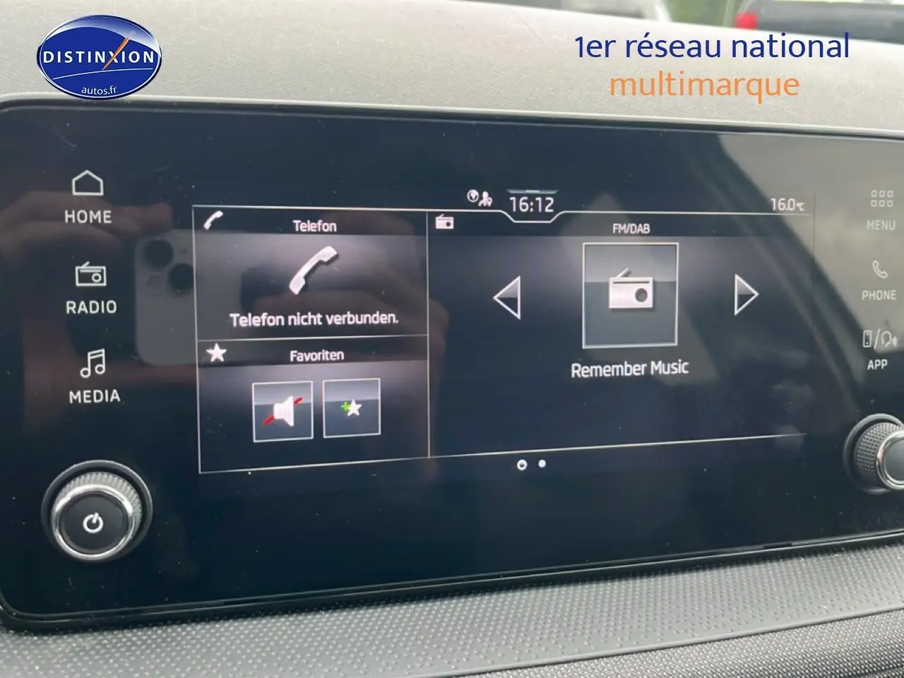 Écran tactile central de la Skoda Fabia 2025 affichant les options média et téléphone, intérieur noir.
