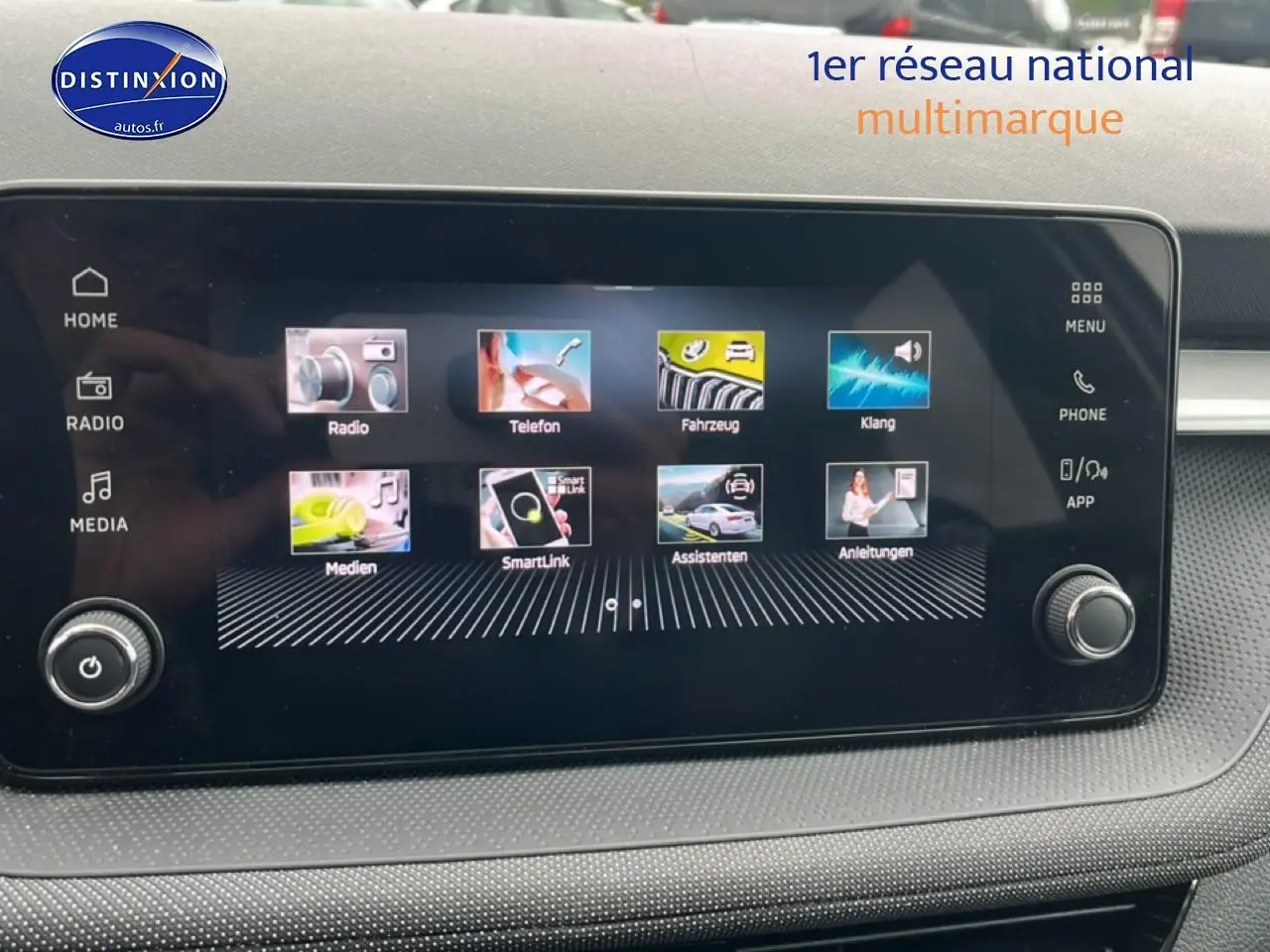 Écran tactile central du tableau de bord de la Skoda Fabia blanc, affichant le menu multimédia et connectivité.