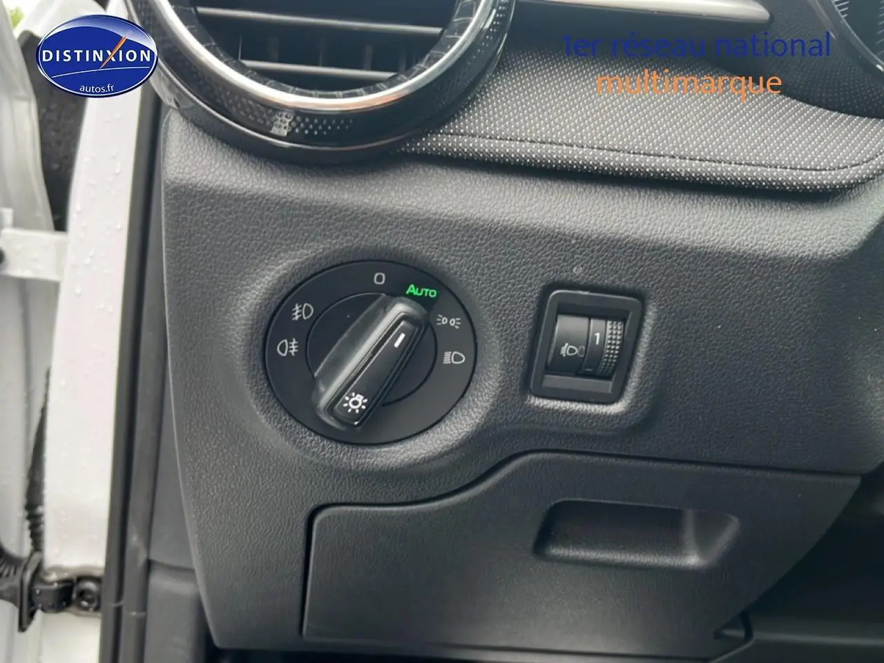 Détail du tableau de bord côté gauche avec commande des phares sur Skoda Fabia blanche 2025.