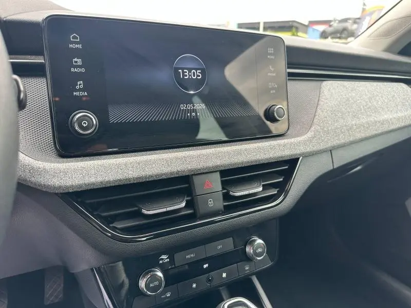 Vue rapprochée de l’écran tactile et de la console centrale grise du Skoda Scala noir Magic nacré, intérieur moderne et épuré.