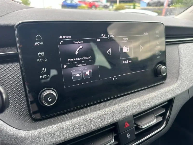 Écran tactile central de la Skoda Scala 2025, vue rapprochée du tableau de bord avec interface multimédia active.