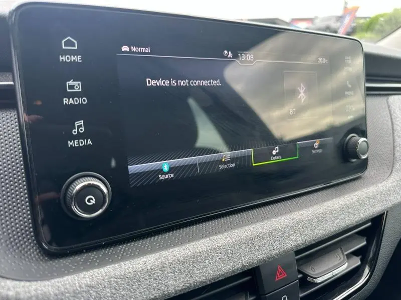 Écran tactile central de la Skoda Scala 2025 affichant un message Bluetooth "Device is not connected".
