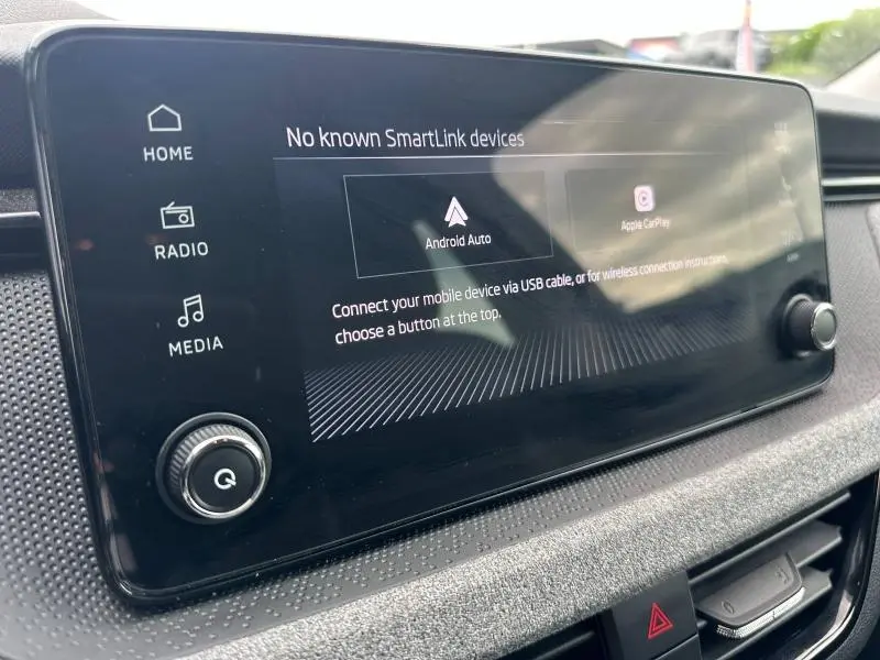 Écran tactile central du tableau de bord de la Skoda Scala noir Magic nacré, affichant les options Android Auto et Apple CarPlay.