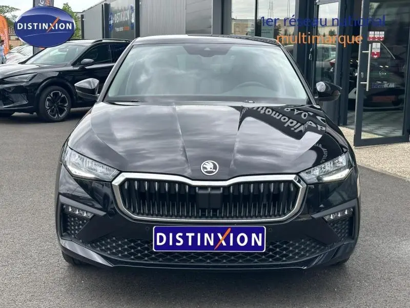 Vue avant d'une Skoda Scala 2025 noir Magic nacré avec calandre chromée et feux LED distinctifs.