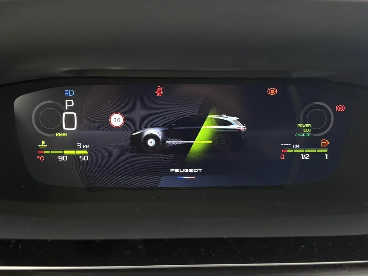 Affichage numérique du combiné Peugeot 308 SW Hybrid 2026 montrant un profil latéral stylisé du véhicule avec indicateurs de vitesse et énergie.