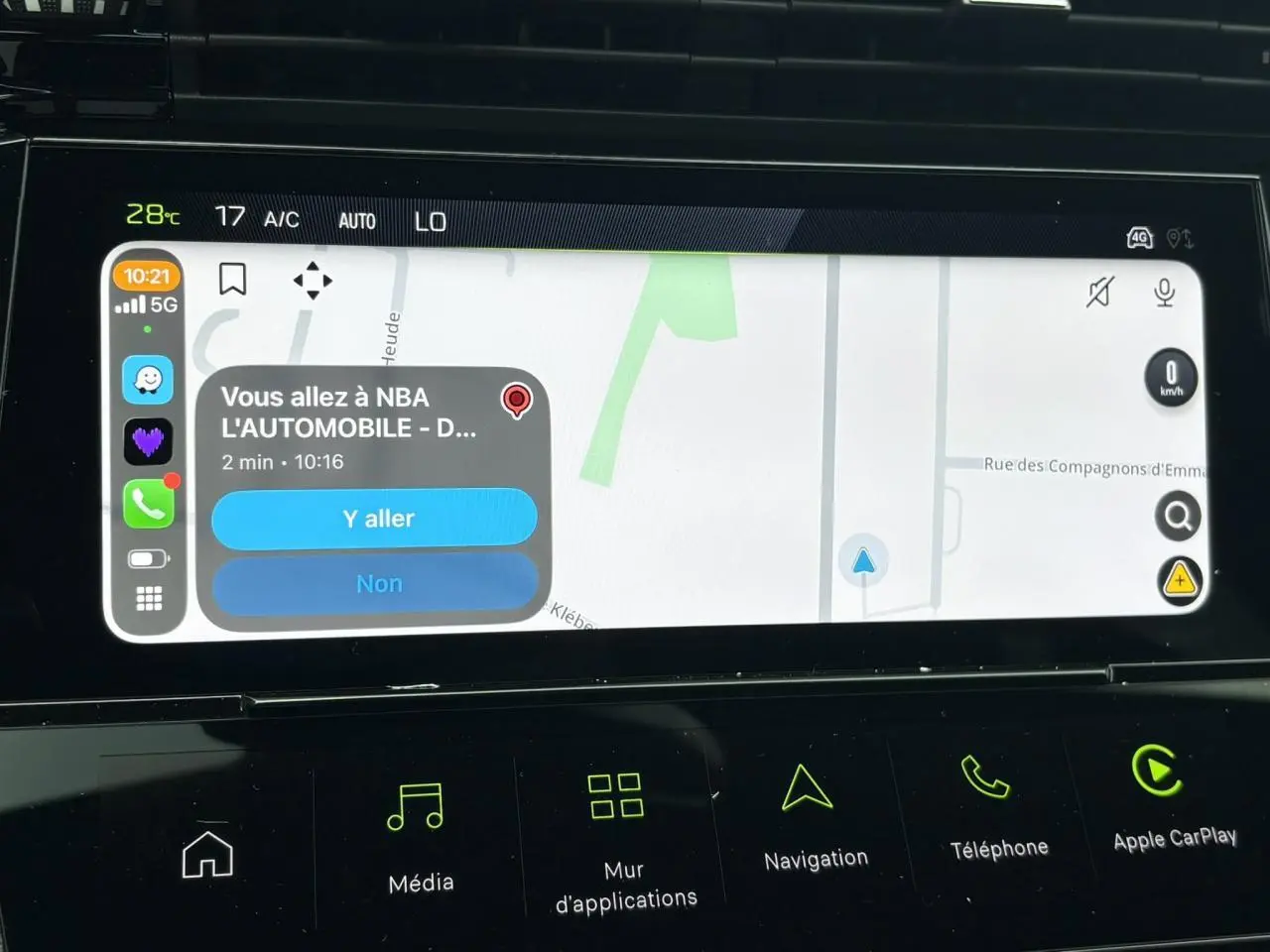 Écran tactile central du Peugeot 308 SW gris Sélénium, affichant la navigation avec interface Apple CarPlay.