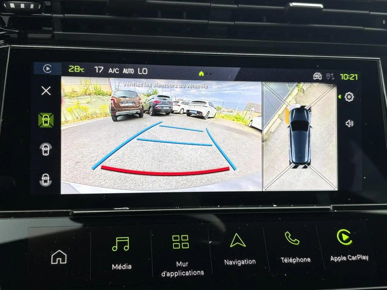 Écran de caméra de recul et vue 360° du Peugeot 308 SW gris Sélénium, affichage intérieur tableau de bord.