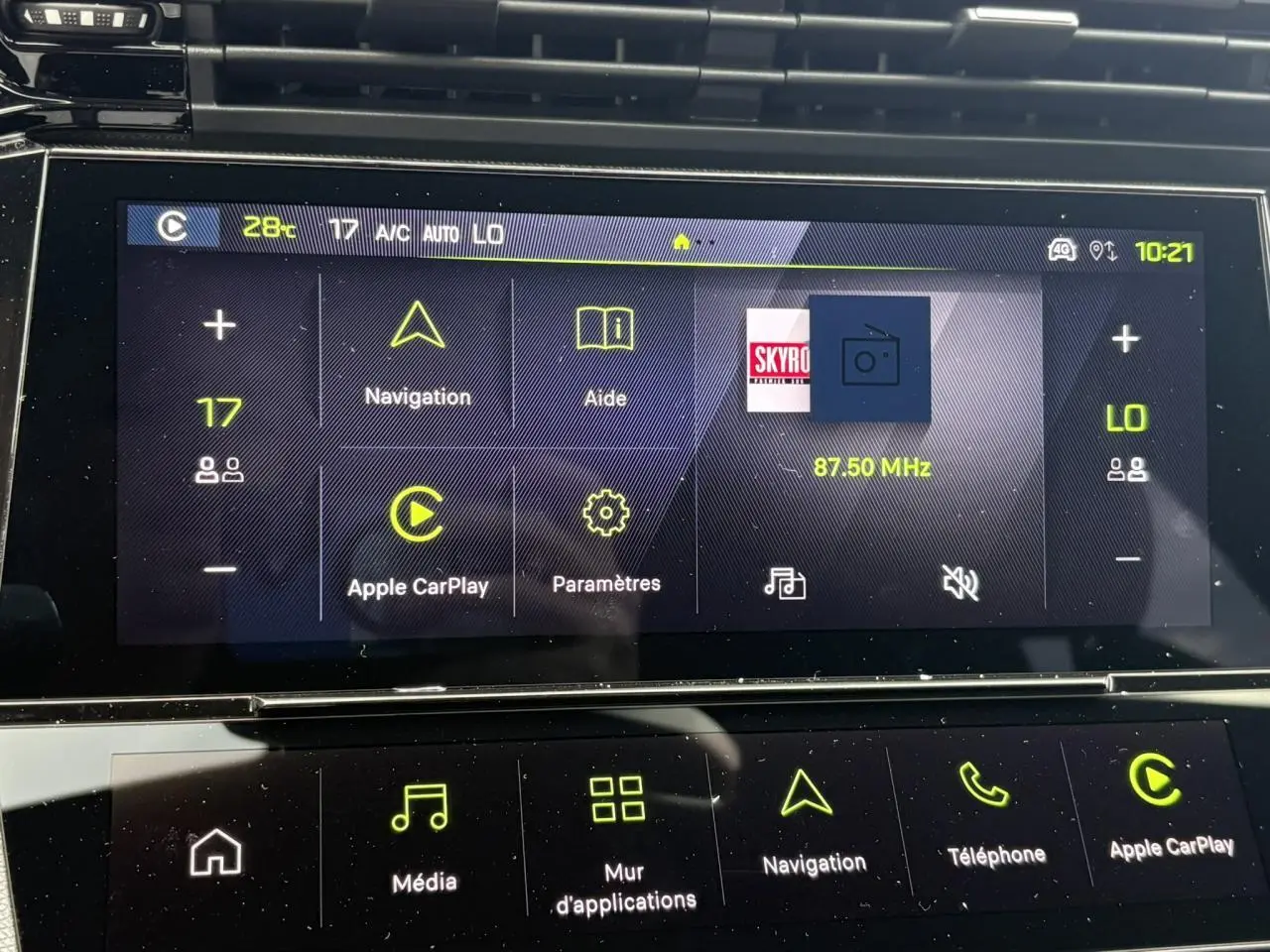 Écran tactile central du tableau de bord de la Peugeot 308 SW Hybrid, affichant navigation et Apple CarPlay.