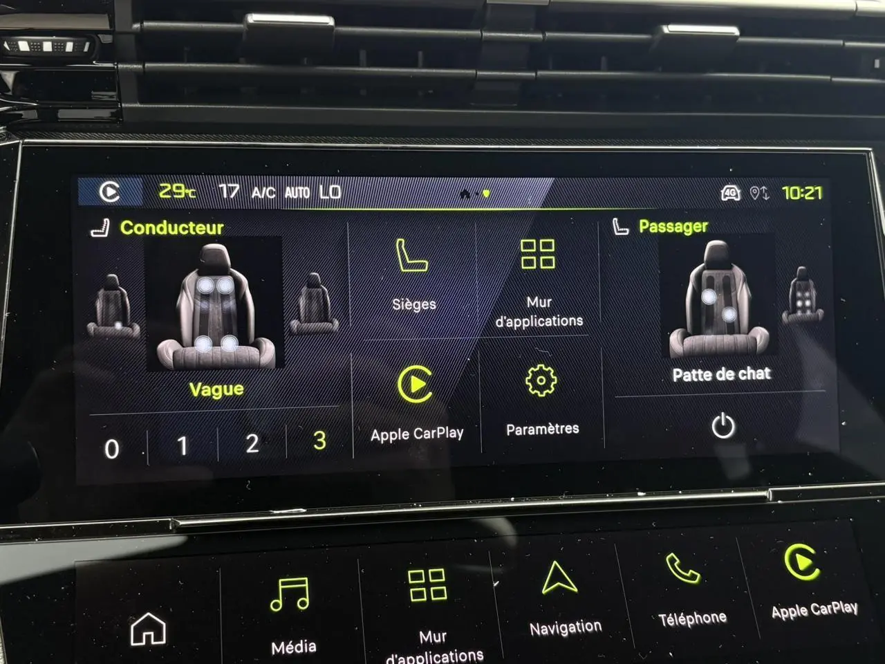 Écran tactile intérieur de la Peugeot 308 SW gris Sélénium, affichant les réglages des sièges conducteur et passager.
