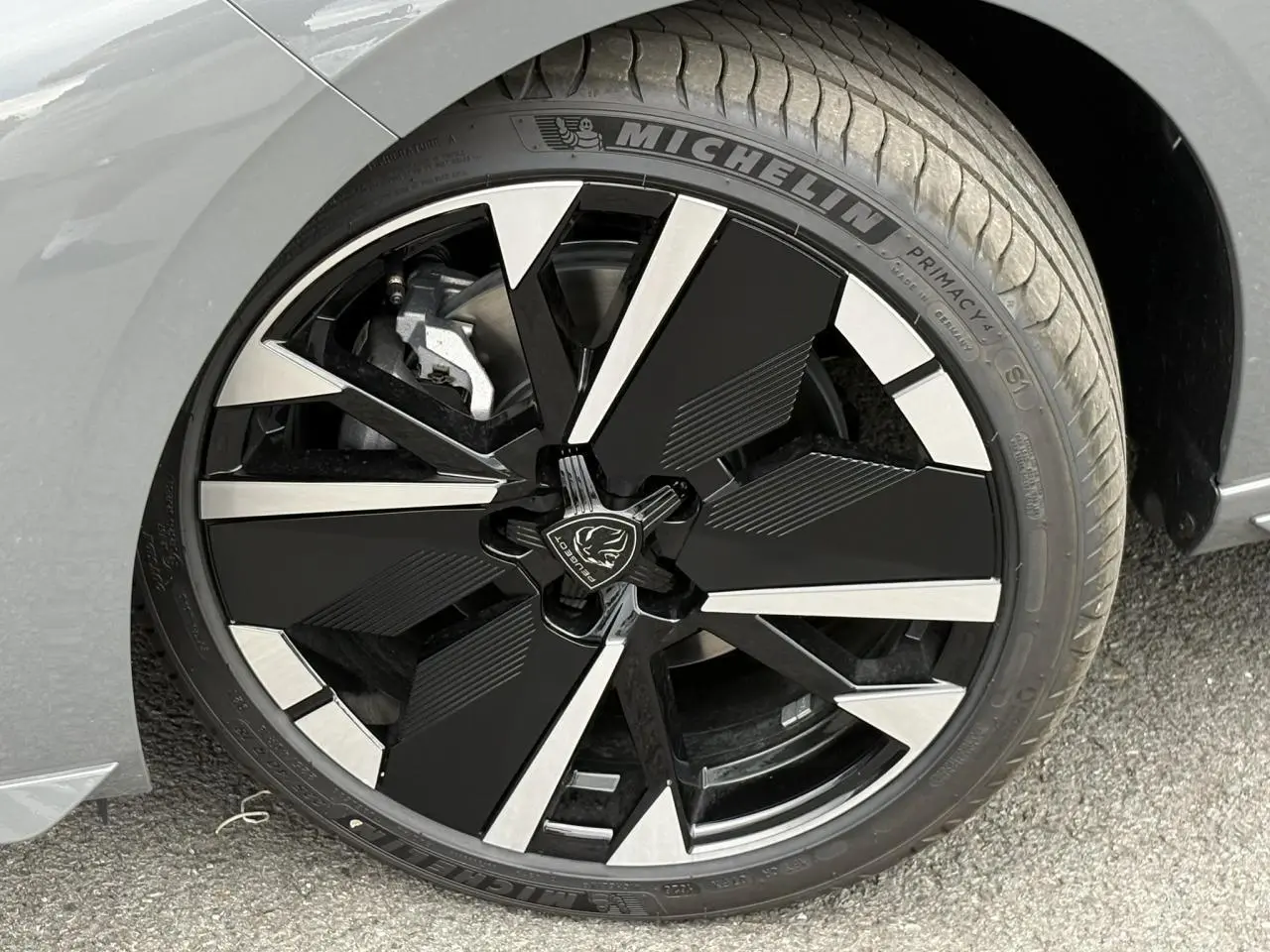 Gros plan sur la jante alliage bi-tons noir et argent de la Peugeot 308 SW gris Sélénium, avec pneu Michelin visible.