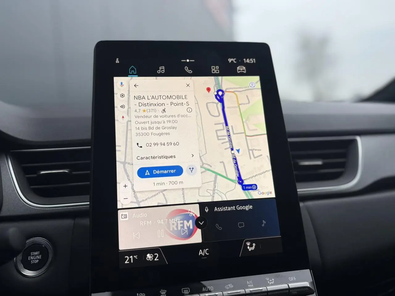 Écran tactile central 10,4" du Renault Captur TCE 100 Techno montrant la navigation GPS et commandes multimédia.