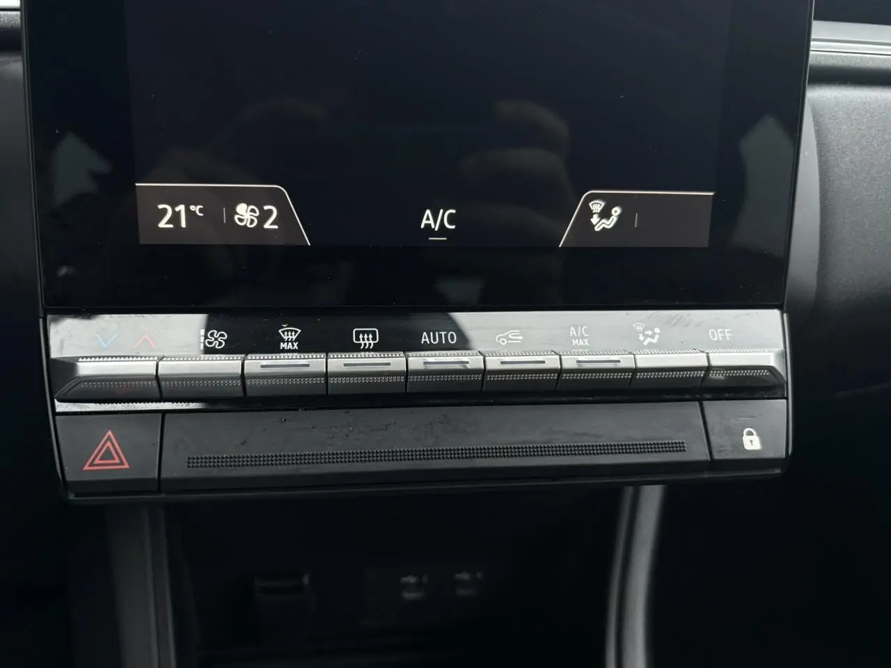 Panneau de commande de climatisation automatique du Renault Captur TCE 100 Techno, avec écran tactile et boutons fonctionnels.
