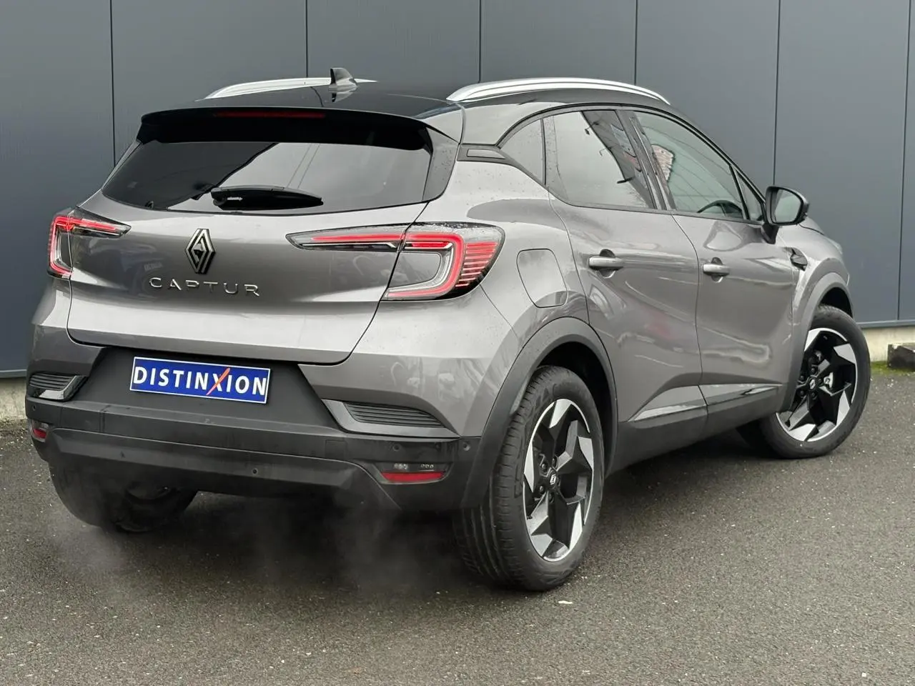 Vue 3/4 arrière droite du Renault Captur gris Cassiopée avec toit noir et jantes alu diamantées noires.