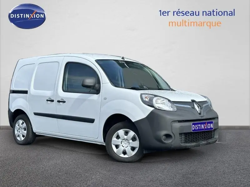 Vue 3/4 avant droite d’un Renault Kangoo Express électrique blanc minéral avec portes latérales et pare-chocs noirs.