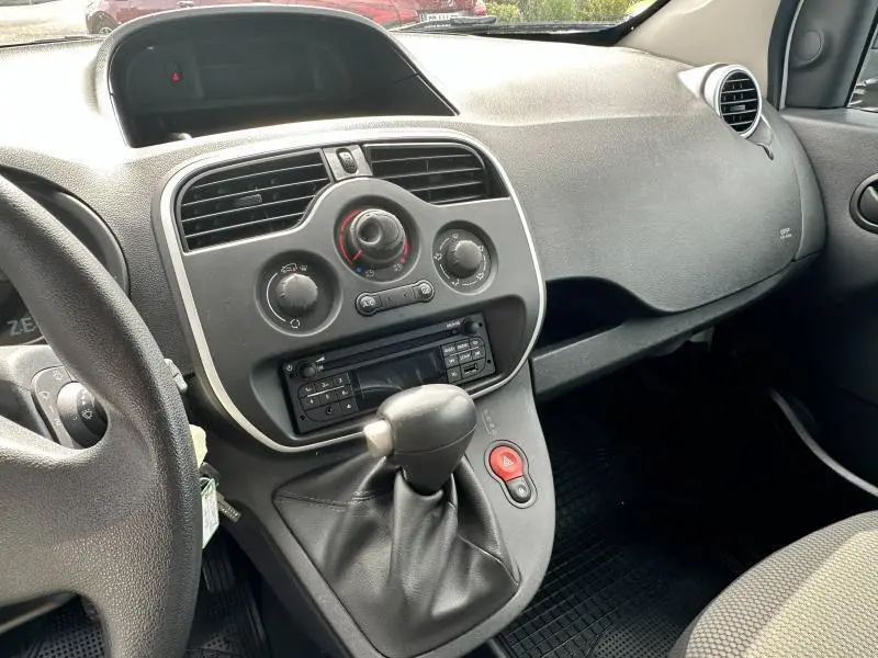 Vue intérieure côté passager du tableau de bord et levier de vitesse du Renault Kangoo Express électrique blanc minéral 2022.