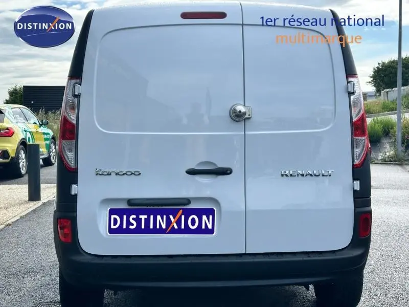 Vue arrière d'un Renault Kangoo Express blanc minéral avec double portes et logo Distinxion sur plaque.