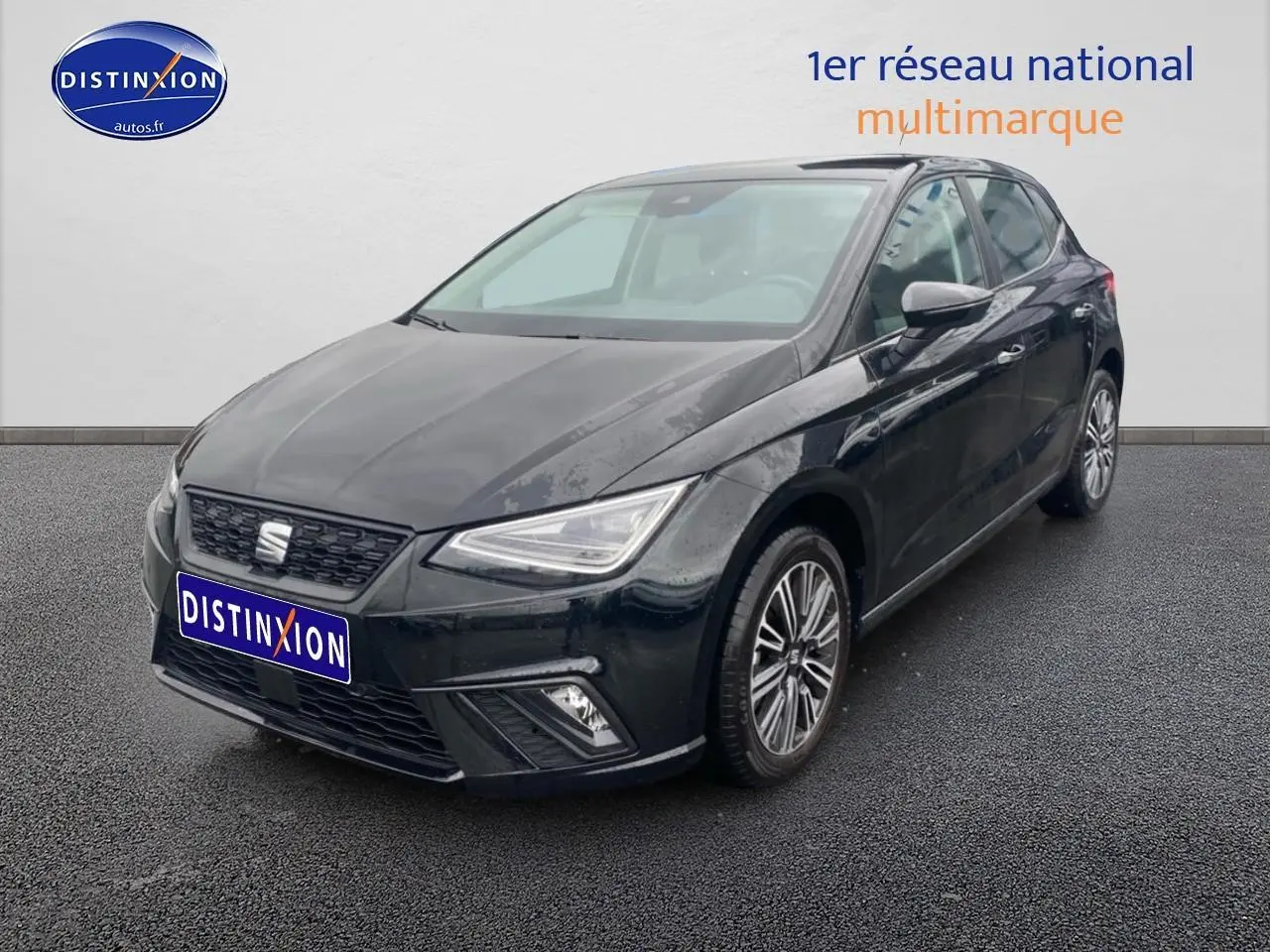 SEAT Ibiza 1.0 TSI 95 Copa noir minuit vue 3/4 avant droit avec phares LED et jantes alliage design.