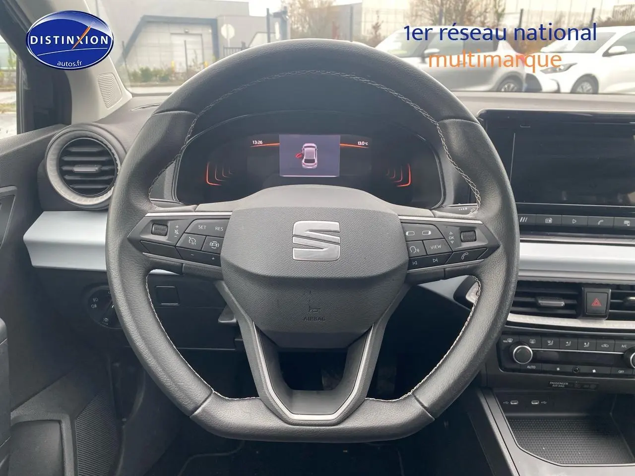 Vue frontale du volant en cuir noir de la SEAT Ibiza 2025, avec tableau de bord digital et commandes intégrées.