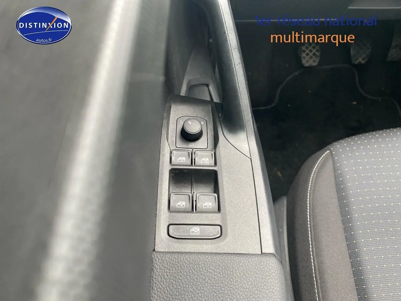 Détail des commandes de lève-vitres et réglage des rétroviseurs côté conducteur dans l’habitacle d’une SEAT Ibiza noire.